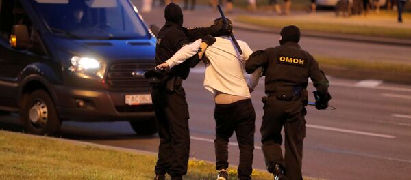 Un manifestante detenido durante las protestas en Bielorrusia - Sputnik Mundo