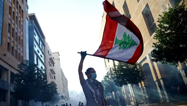 Un hombre con la bandera del Líbano durante las protestas en Beirut