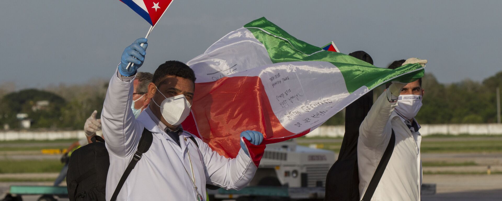 Primer contingente de la Brigada Henry Reeve llega al Aeropuerto Internacional José Martí en La Habana, Cuba luego de cumplir su misión en Italia. 8 de junio de 2020. Primer contingente de la Brigada Henry Reeve llega al Aeropuerto Internacional José Martí en La Habana, Cuba luego de cumplir su misión en Italia. 8 de junio de 2020. - Sputnik Mundo, 1920, 26.10.2020
