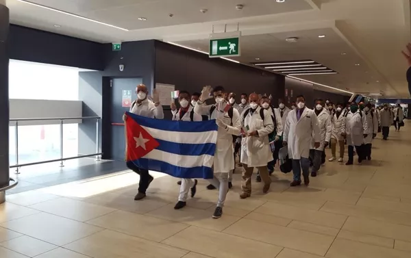 Brigada Médica Internacional Henry Reeve llega a Italia Brigada Médica Internacional Henry Reeve llega a Italia - Sputnik Mundo