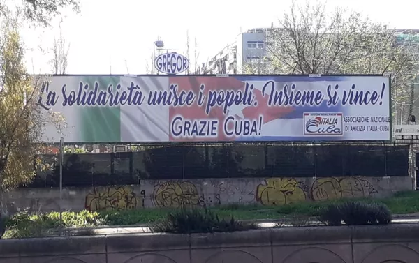 Cartel en Italia que dice: La solidaridad une a los pueblos. Juntos se vence. Gracias Cuba Cartel en Italia que dice: La solidaridad une a los pueblos. Juntos se vence. Gracias Cuba - Sputnik Mundo