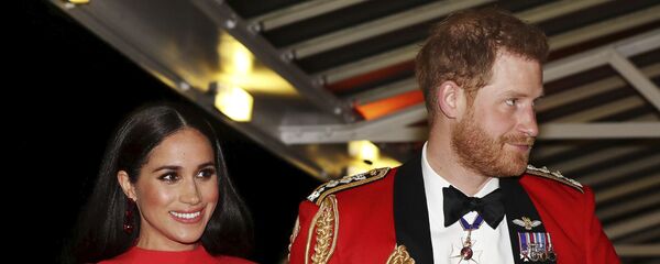 Meghan Markle y su esposo, el príncipe Harry - Sputnik Mundo