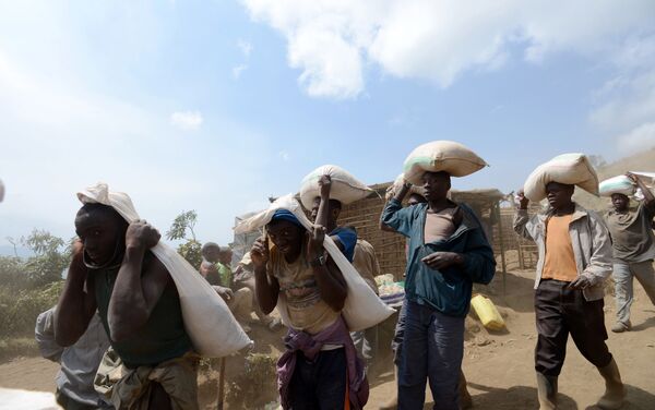 Los trabajadores en una mina de coltán en el Congo - Sputnik Mundo