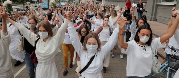 Mujeres bielorrusas marchan contra la brutalidad policial en Minsk - Sputnik Mundo