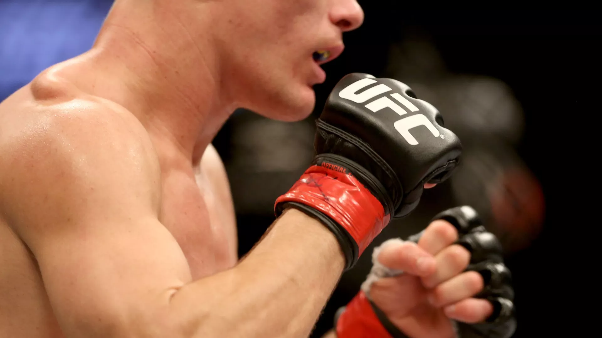 Logo de UFC en los guantes de un peleador de MMA (archivo)
