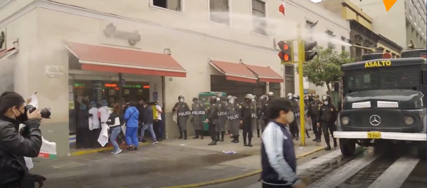 La policía peruana dispersa con agua la protesta de los trabajadores de la salud - Sputnik Mundo