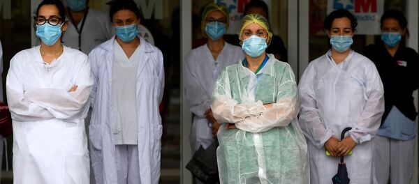Los trabajadores sanitarios guardan un minuto de silencio para rendir homenaje a sus compañeros caídos frente al Hospital Gregorio Marañón Los trabajadores sanitarios guardan un minuto de silencio para rendir homenaje a sus compañeros caídos frente al Hospital Gregorio Marañón - Sputnik Mundo