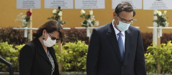 El presidente de Perú, Martín Vizcarra, rinde homenaje a médicos fallecidos durante pandemia - Sputnik Mundo