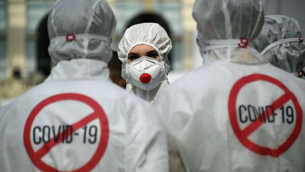 Una mujer en mascarilla - Sputnik Mundo