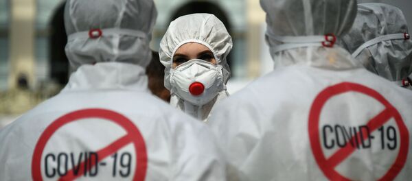 Una mujer en mascarilla - Sputnik Mundo