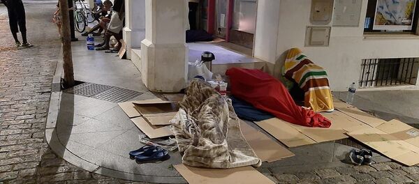 Temporeros pernoctando en el centro de Lepe - Sputnik Mundo