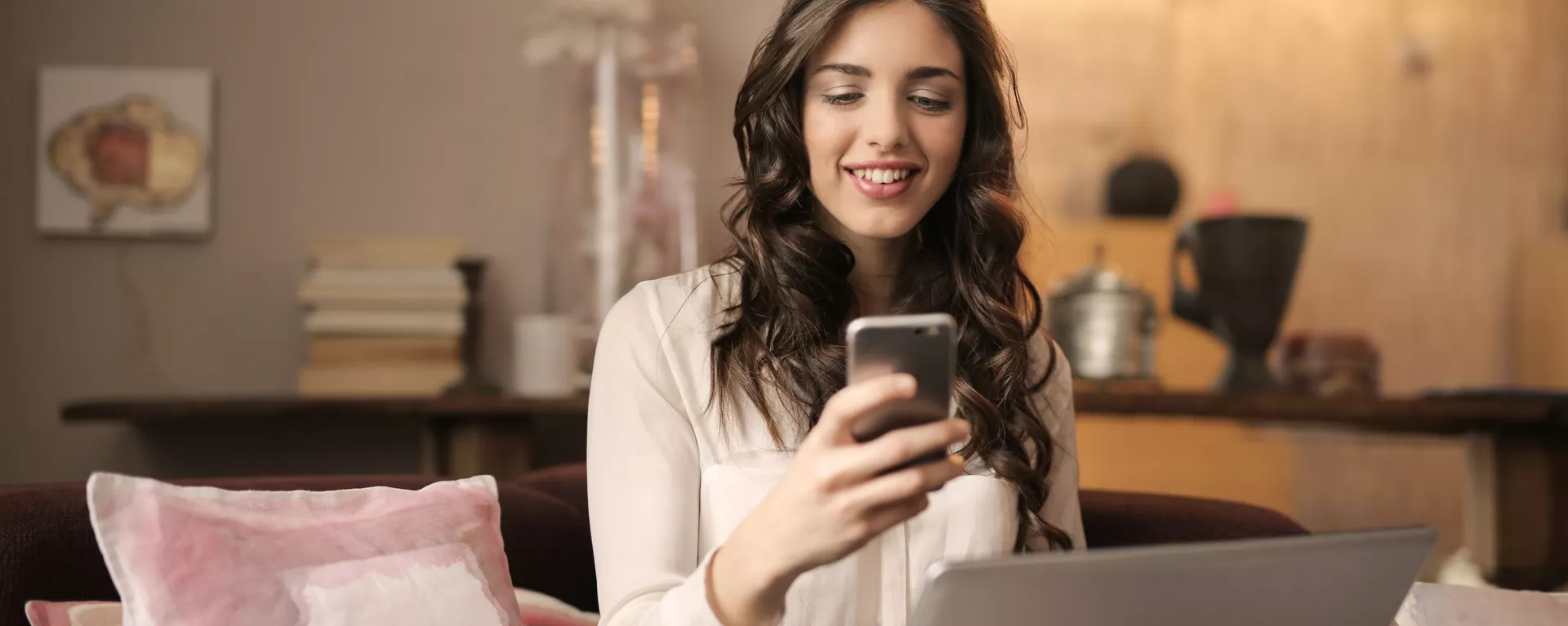 Una joven con un 'smartphone' Una joven con un 'smartphone' - Sputnik Mundo, 1920, 13.09.2021