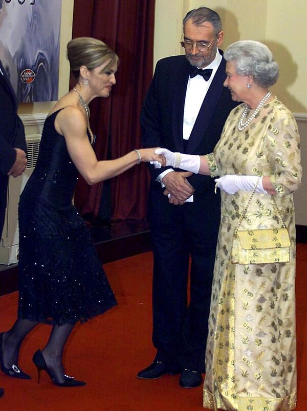 Madonna con la Reina Elizabeth, en la premiere de la película 'Die another day', en noviembre de 2002, en Londres - Sputnik Mundo