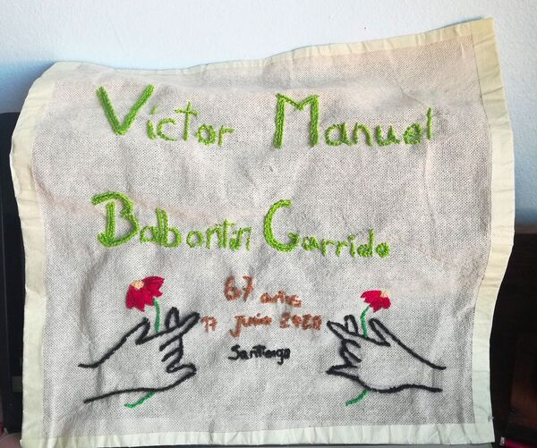 Las muertes por COVID-19 tienen nombre en Chile y están bordados - Sputnik Mundo