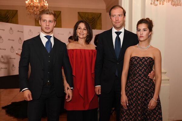 Las 10 familias con mayores ingresos en el poder ruso Las 10 familias con mayores ingresos en el poder ruso - Sputnik Mundo