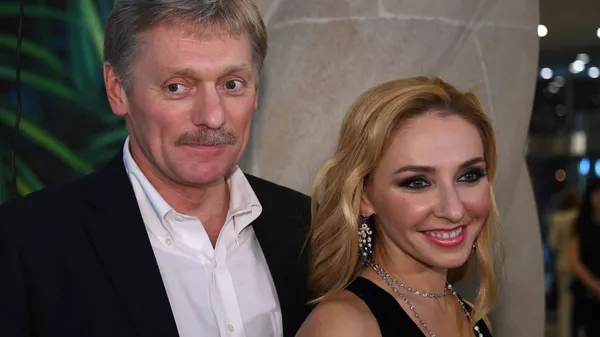 Dmitri Peskov, secretario de prensa presidencial, y Tatiana Navka, campeona olímpica y empresaria (archivo) - Sputnik Mundo