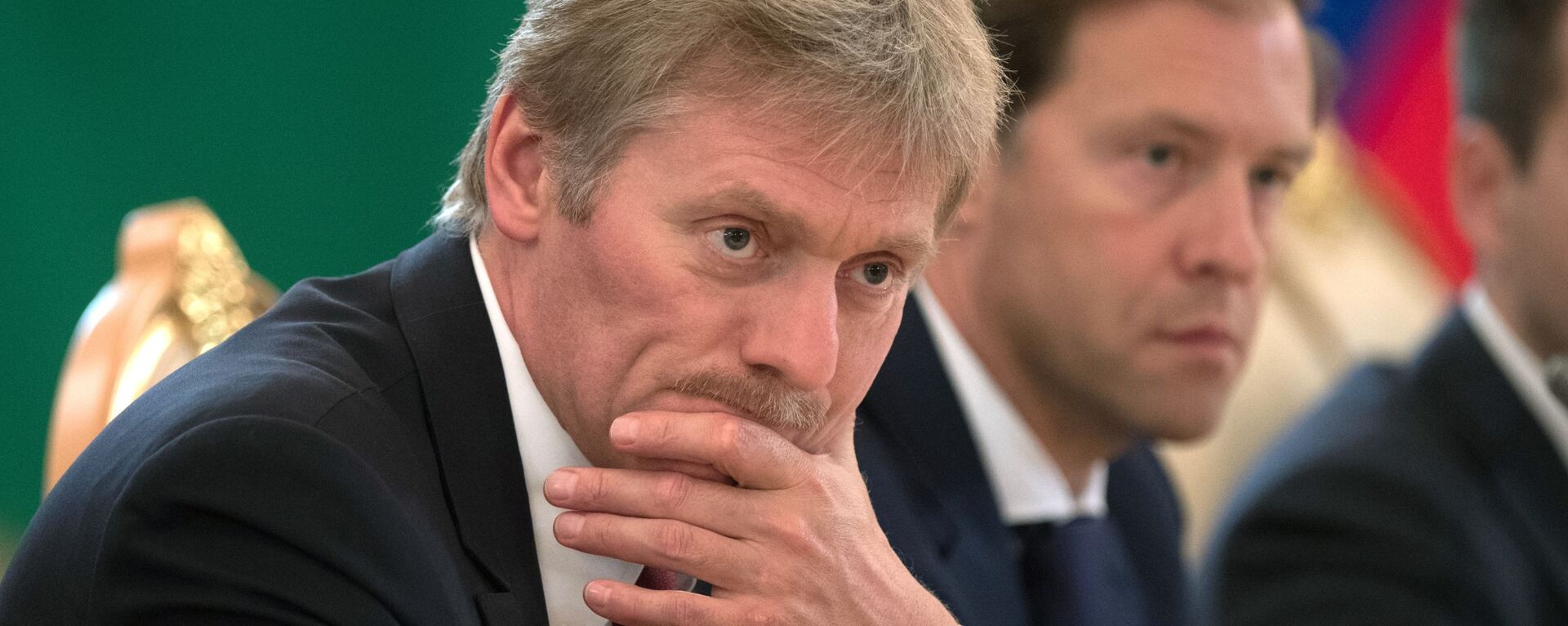 Dmitri Peskov, secretario de prensa presidencial, y Denís Mánturov, ministro de Industria y Comercio de Rusia - Sputnik Mundo, 1920, 15.08.2020