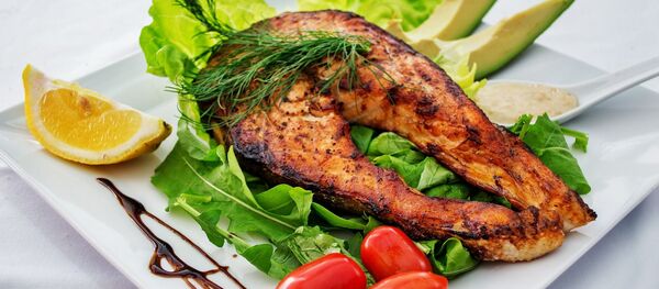 Pescado con verduras, referencial - Sputnik Mundo