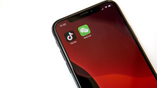 Logos de TikTok y WeChat - Sputnik Mundo