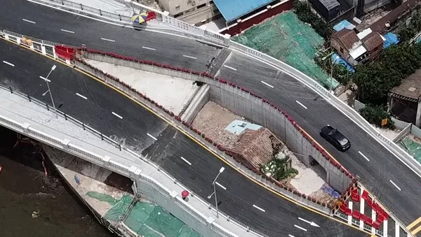 Así luce una casa en mitad de una autopista en China - Sputnik Mundo