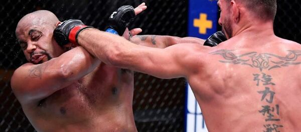 La pelea entre Daniel Cormier y Stipe Miocic en el marco de la UFC 252 - Sputnik Mundo