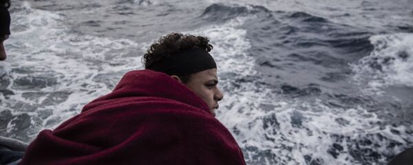 Un migrante en el mar Mediterráneo - Sputnik Mundo