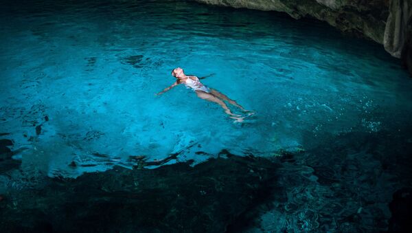 Turista en el cenote Dos Ojos de Tulum (México) - Sputnik Mundo