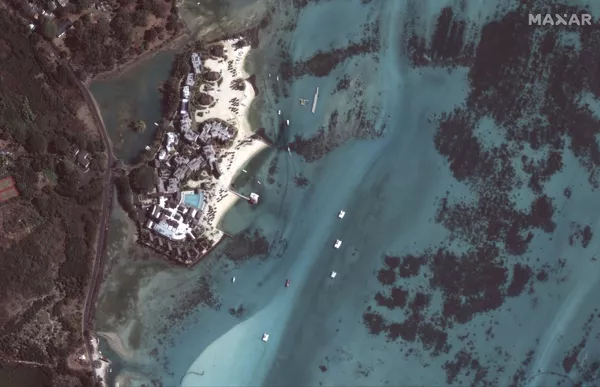 El desastroso derrame de petróleo en la costa de Mauricio, visto desde el aire
El desastroso derrame de petróleo en la costa de Mauricio, visto desde el aire
- Sputnik Mundo