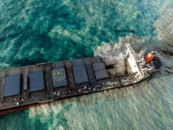 El desastroso derrame de petróleo en la costa de Mauricio, visto desde el aire
El desastroso derrame de petróleo en la costa de Mauricio, visto desde el aire
- Sputnik Mundo