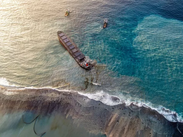 El desastroso derrame de petróleo en la costa de Mauricio, visto desde el aire
El desastroso derrame de petróleo en la costa de Mauricio, visto desde el aire
- Sputnik Mundo