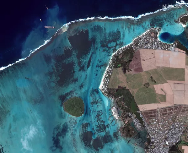 El desastroso derrame de petróleo en la costa de Mauricio, visto desde el aire
El desastroso derrame de petróleo en la costa de Mauricio, visto desde el aire
- Sputnik Mundo