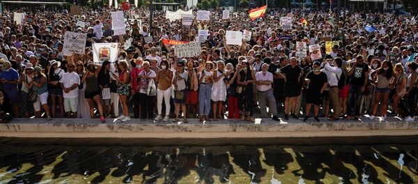 Protesta negacionistas del coronavirus en Madrid - Sputnik Mundo