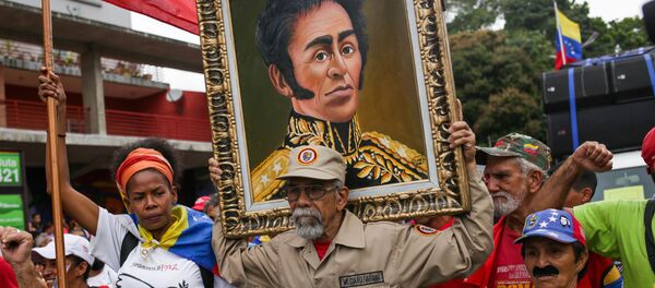 Los partidarios del presidente de Venezuela, Nicolás Maduro, con el retrato de Simón Bolivar - Sputnik Mundo