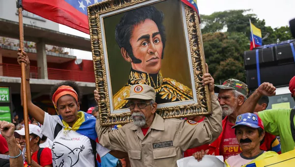Los partidarios del presidente de Venezuela, Nicolás Maduro, con el retrato de Simón Bolivar