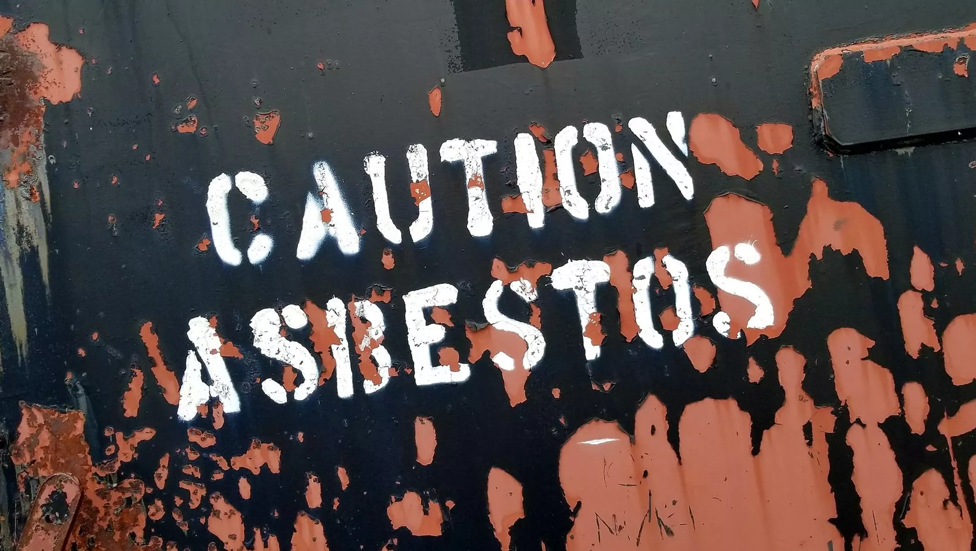 Cartel que señala lugar donde hay riesgo por asbesto, también llamado amianto Cartel que señala lugar donde hay riesgo por asbesto, también llamado amianto