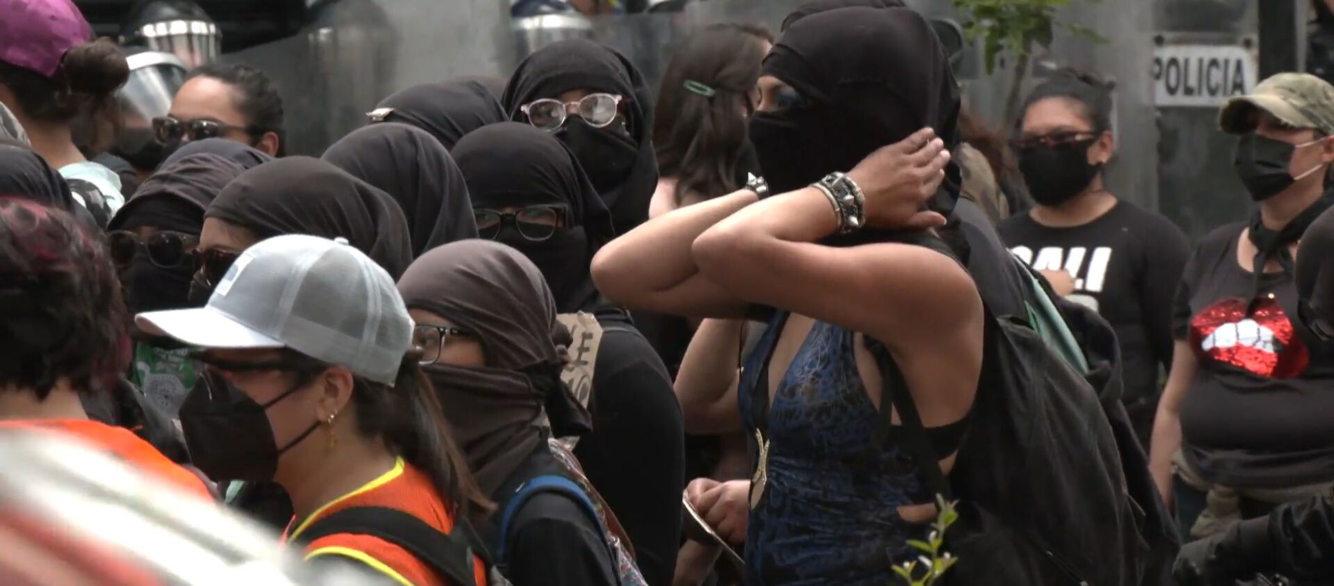 Los manifestantes se enfrentan a la Policía en una marcha contra la violencia de género en México Los manifestantes se enfrentan a la Policía en una marcha contra la violencia de género en México - Sputnik Mundo, 1920, 18.09.2020