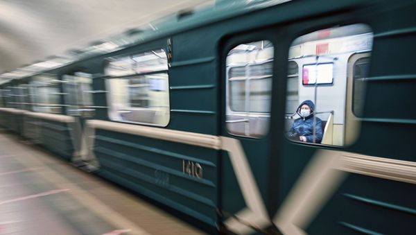 Un tren en el metro de Moscú Un tren en el metro de Moscú - Sputnik Mundo