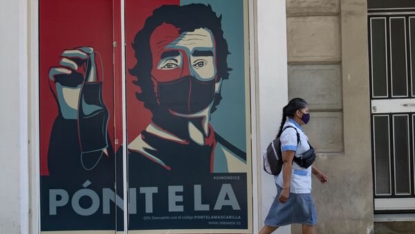 Mural en la pared con la cara de Fernando Simón - Sputnik Mundo