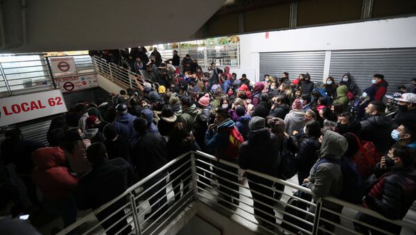 La gente dentro del centro comercial más popular en Santiago, Chile - Sputnik Mundo