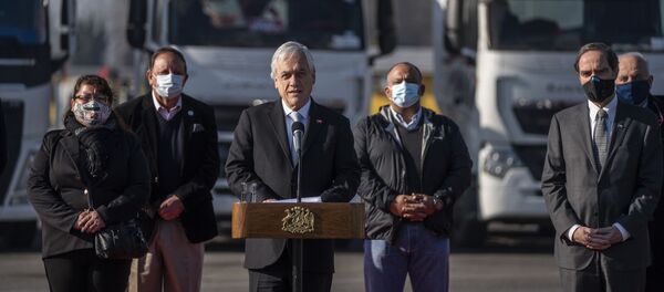 Presidente de Chile, Sebastián Piñera, firma Proyecto de Ley  que eleva penas por quema de camiones  - Sputnik Mundo