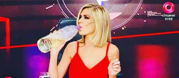 Presentadora de TV Viviana Canosa bebiendo dióxido de cloro en vivo Presentadora de TV Viviana Canosa bebiendo dióxido de cloro en vivo - Sputnik Mundo