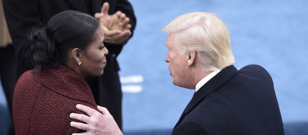 La ex primera dama de EEUU, Michelle Obama, junto al presidente de EEUU, Donald Trump - Sputnik Mundo