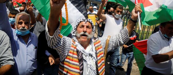 Los palestinos protestan contra el acuerdo de paz entre Israel y EAU Los palestinos protestan contra el acuerdo de paz entre Israel y EAU - Sputnik Mundo