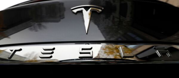 El logo de Tesla en un automóvil de la marca El logo de Tesla en un automóvil de la marca - Sputnik Mundo