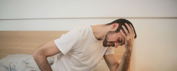 Un hombre con resaca (imagen referencial) - Sputnik Mundo