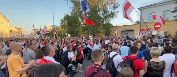 Manifestantes llenan las calles de Minsk para exigir la liberación de 'presos políticos' - Sputnik Mundo