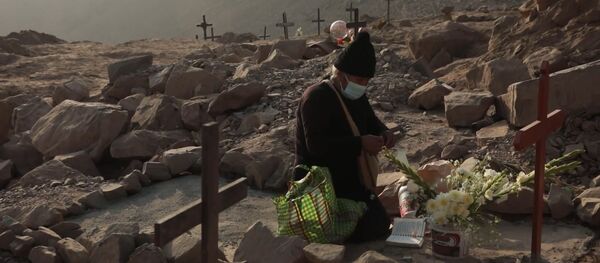 Ningún cementerio los recibe: víctimas de COVID-19 son enterradas en las afueras de Lima - Sputnik Mundo