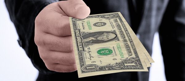 Una persona dando dinero - Sputnik Mundo