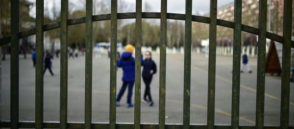 Jóvenes estudiantes juegan en un colegio público en Vitoria, País Vasco - Sputnik Mundo