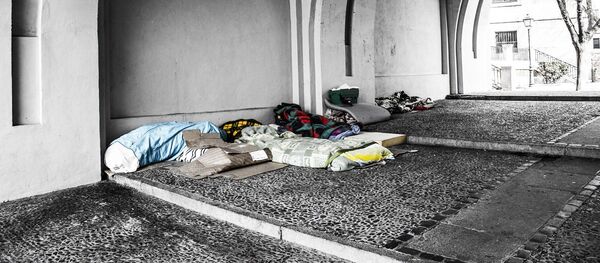 Mantas y colchones en la calle de personas sin hogar (imagen referencial) - Sputnik Mundo